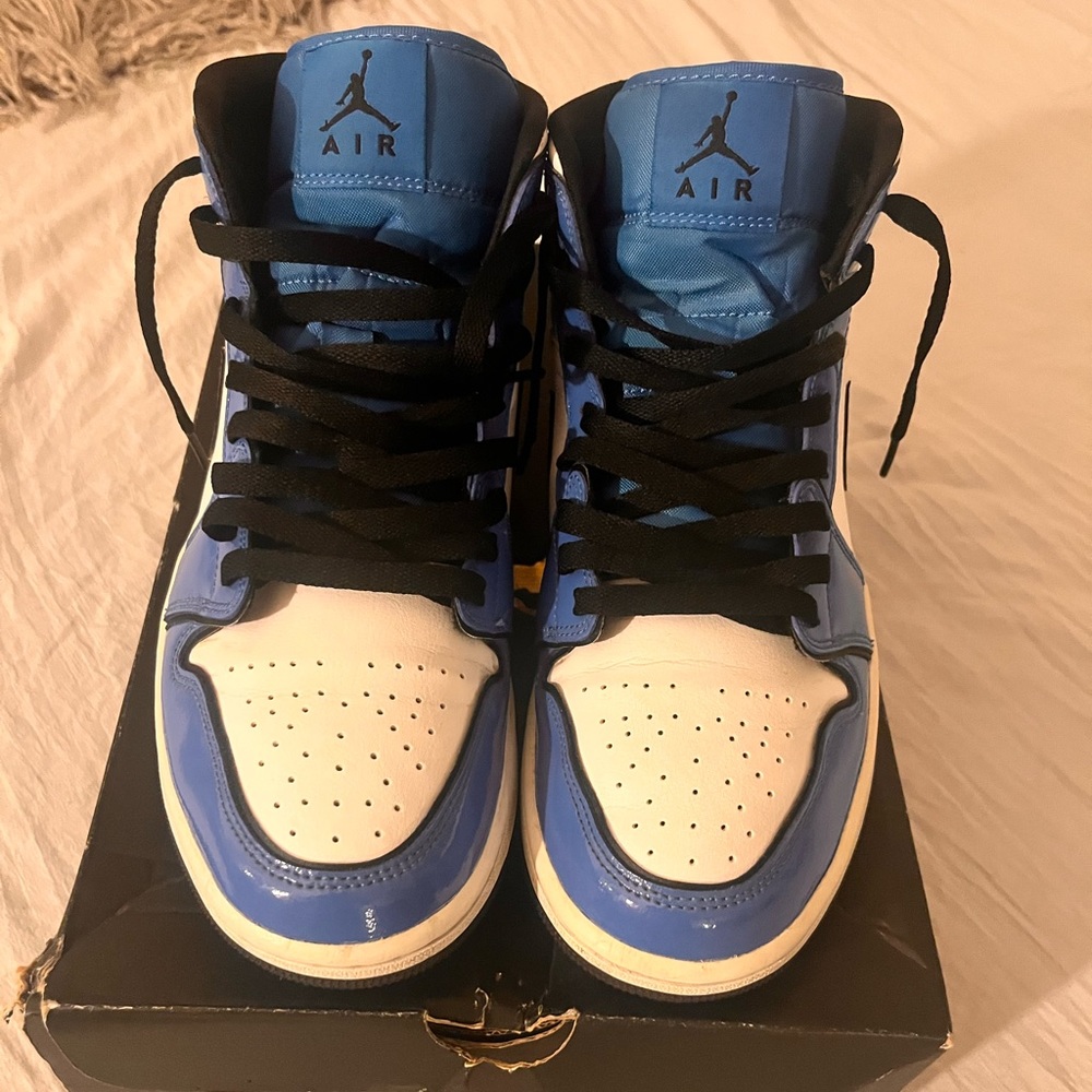 Air Jordan 1 Mid “ Signal Blue “